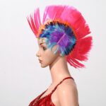 Mannequin en plastique de profil avec un débardeur rouge portant une perruque iroquoise punk multicolore