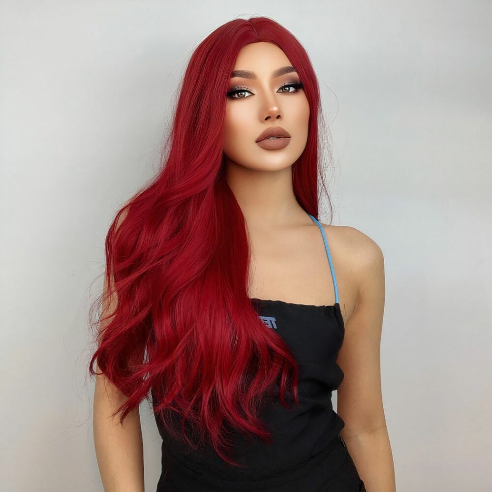 femme portant une perruque rouge aux cheveux longs ondulés