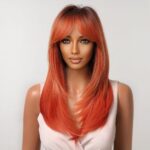 femme sur fond gris avec débardeur blanc portant une perruque rousse aux mèches longues jusqu'au décolleté