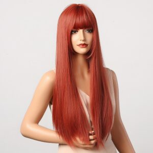 Tête de mannequin avec buste sur fond gris portant une perruque rousse longue et lisse jusqu'à la taille avec une frange