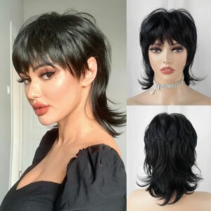 Femme portant une perruque noire mulet à gauche de l'image, à droite on voit la même perruque de face et de dos.