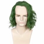 Mannequin en plastique avec un t shirt blanc et une perruque vert bouclée