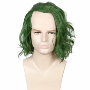 Mannequin en plastique avec un t shirt blanc et une perruque vert bouclée